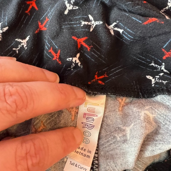 LuLaRoe Tall & Curvy Leggings Airplanes - Picture 2 of 3